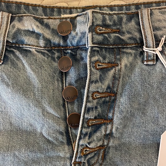 On the Fence Denim Shorts - Picture 6 of 8